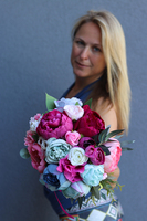 Caryca na Santorini, wypożyczenie bukietu owiniętego różową wstążką, wym.26x23cm 