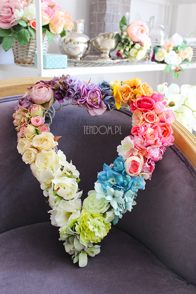 walentynkowe Serce Rainbow - dekoracja kwiatowa na wiklinowym spodzie,wys.44cm,szer. 38cm