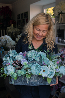 podłużny kosz z wysokiej jakości sztucznymi kwiatami Theresa 29x60cm