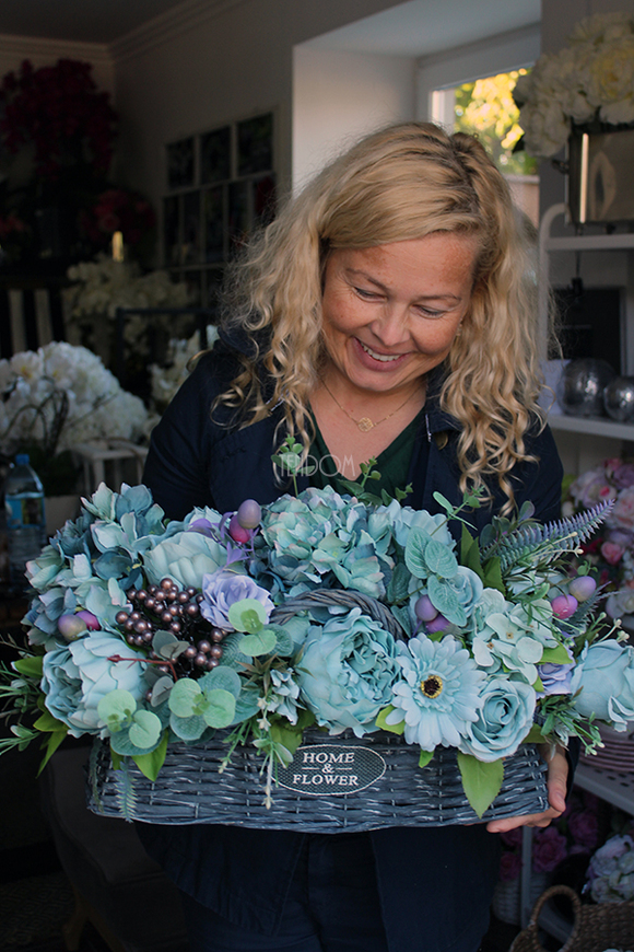 podłużny kosz z wysokiej jakości sztucznymi kwiatami Theresa 29x60cm