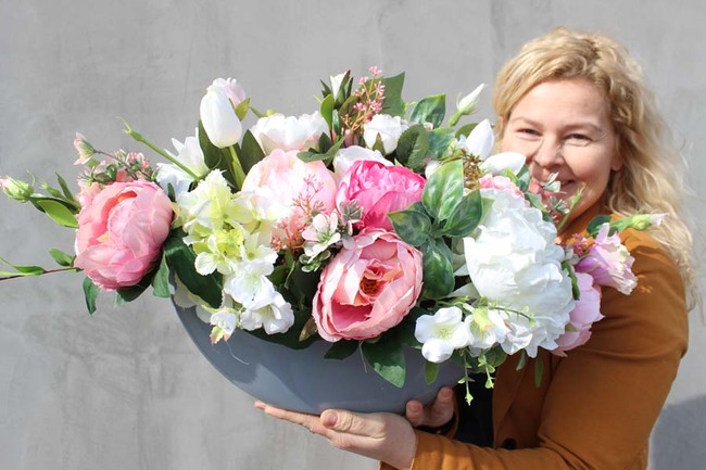 Augustyna kompozycja kwiatowa w popielatym naczyniu, dł.70cm