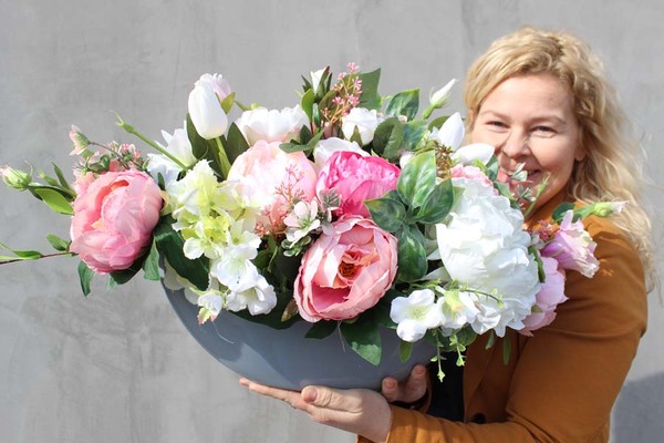 Augustyna kompozycja kwiatowa w popielatym naczyniu, dł.70cm