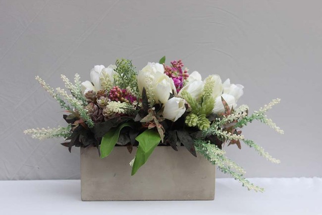 kompozycja kwiatowa w podłużnej donicy, Wiosenna Świeżość, wys.22cm