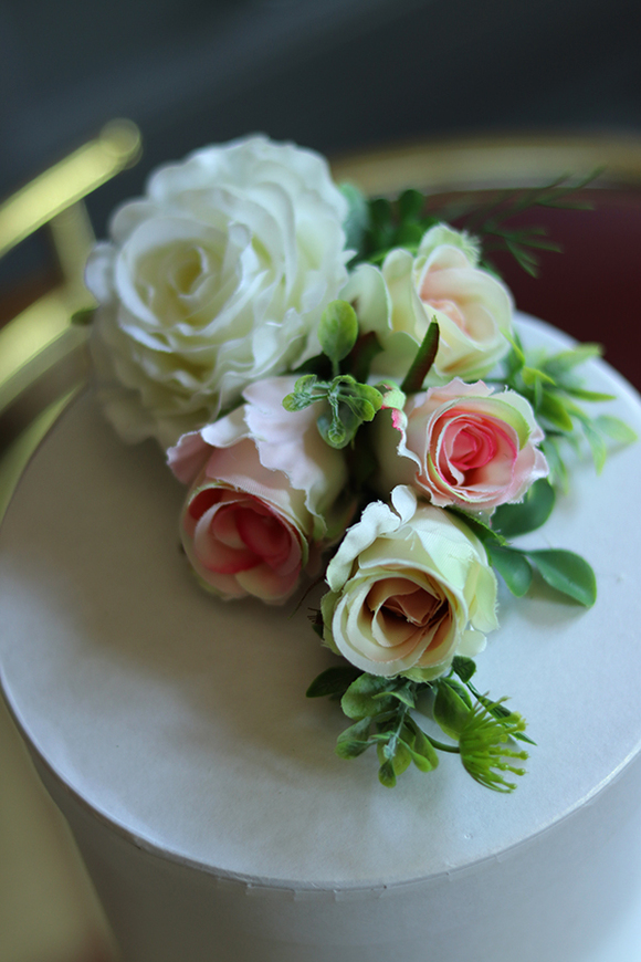 Birthday, udekorowane sztucznymi kwiatami pudełko na prezent, wym.15x15cm