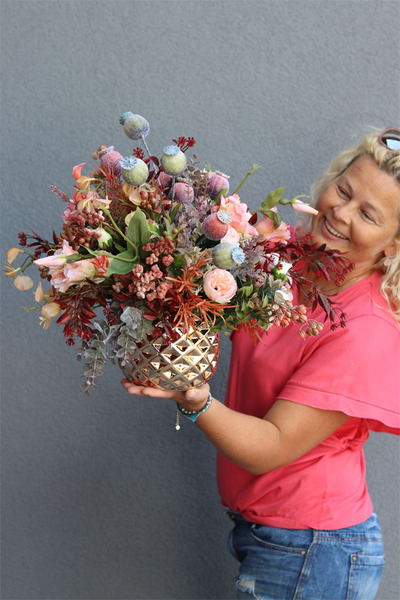 barwna kompozycja w złotej donicy, Galicja, wym. 42x62cm 