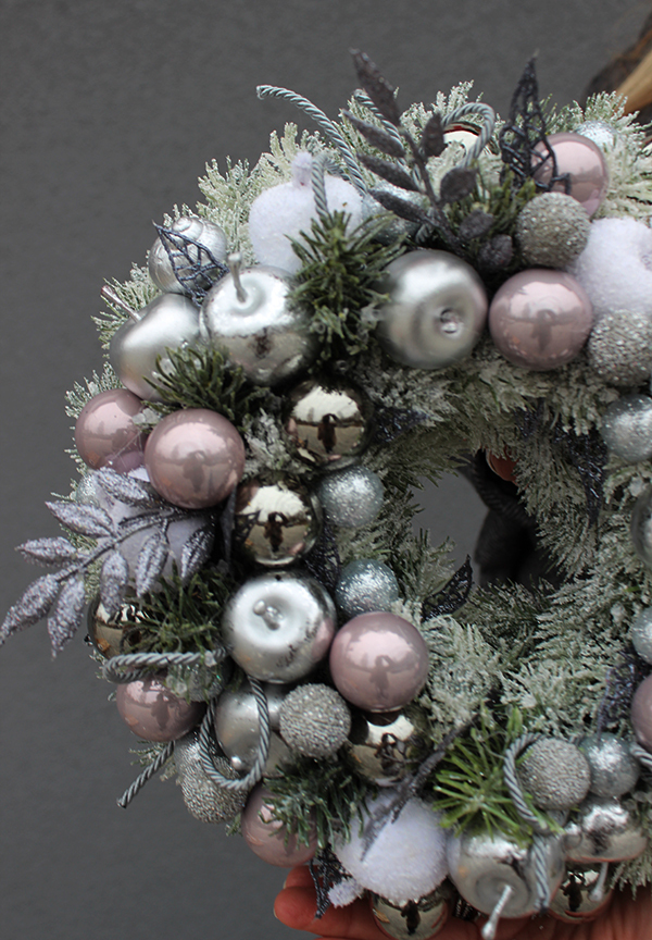 Silver Christmas Time, świąteczny wianek na drzwi, śr 27cm