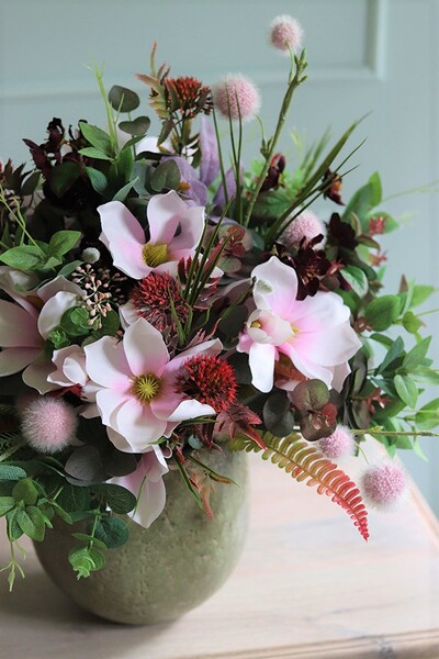 Adelita Borgio, efektowna kompozycja kwiatowa w wazonie, wys.50cm