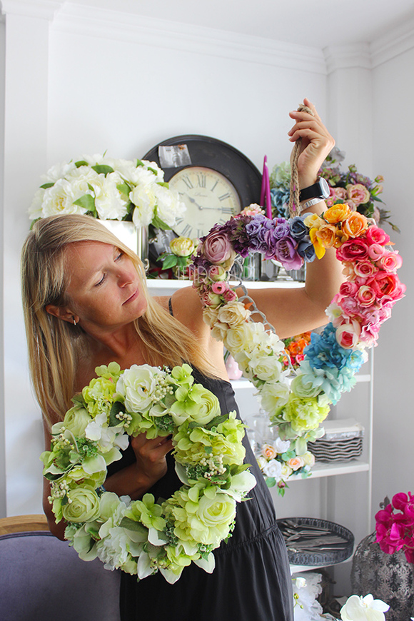 walentynkowe Serce Rainbow - dekoracja kwiatowa na wiklinowym spodzie,wys.44cm,szer. 38cm