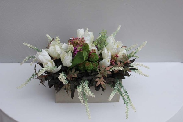 kompozycja kwiatowa w podłużnej donicy, Wiosenna Świeżość, wys.22cm