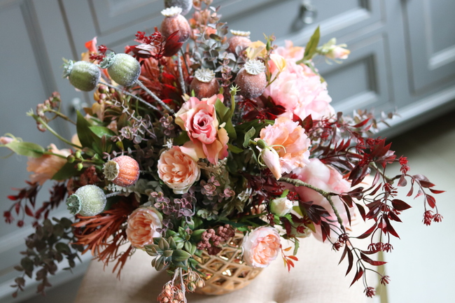 barwna kompozycja w złotej donicy, Galicja, wym. 42x62cm 