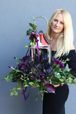 Angelo Garden Violet, kompozycja kwiatowa ze srebrnym lampionem, wys.55cm 