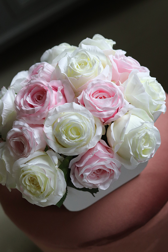 flowerbox z sztucznymi kwiatami na prezent, Lukier, wym.24x28cm