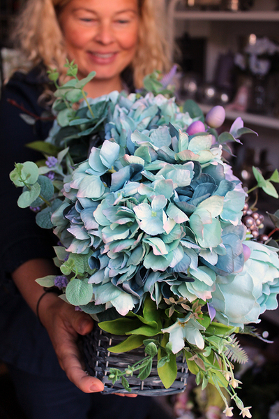 podłużny kosz z wysokiej jakości sztucznymi kwiatami Theresa 29x60cm