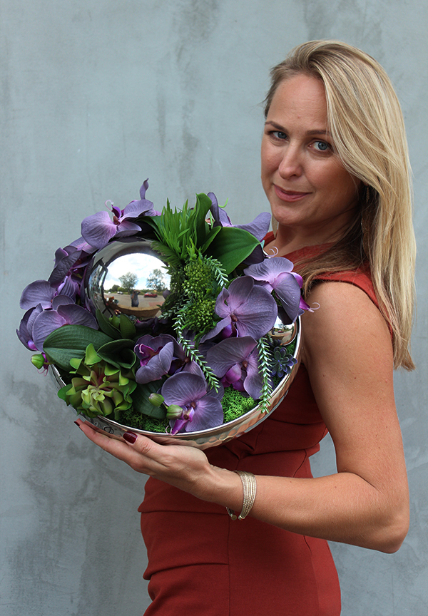 elegancka kompozycja kwiatowa z kulą Karanna Fiolet, wym.20x33cm 