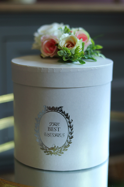 Birthday, udekorowane sztucznymi kwiatami pudełko na prezent, wym.15x15cm