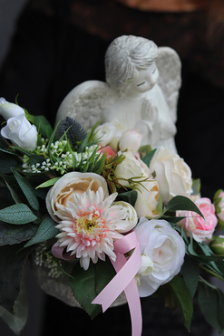 Biały Anioł, dekoracja nagrobna z betonowym aniołem, wym.23x34x26cm