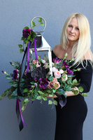 Angelo Garden Violet, kompozycja kwiatowa ze srebrnym lampionem, wys.55cm