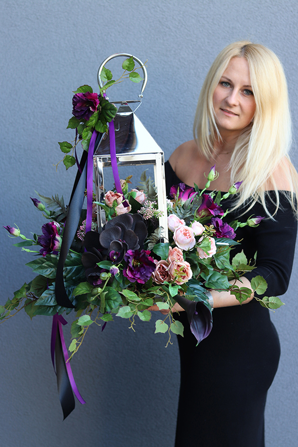 Angelo Garden Violet, kompozycja kwiatowa ze srebrnym lampionem, wys.55cm