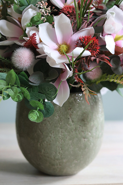 Adelita Borgio, efektowna kompozycja kwiatowa w wazonie, wys.50cm