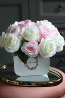 flowerbox z sztucznymi kwiatami na prezent, Lukier, wym.24x28cm