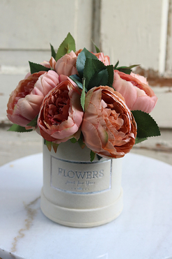 beżowy welurowy flowerbox z piwoniami, Severna Big New, wys.29cm