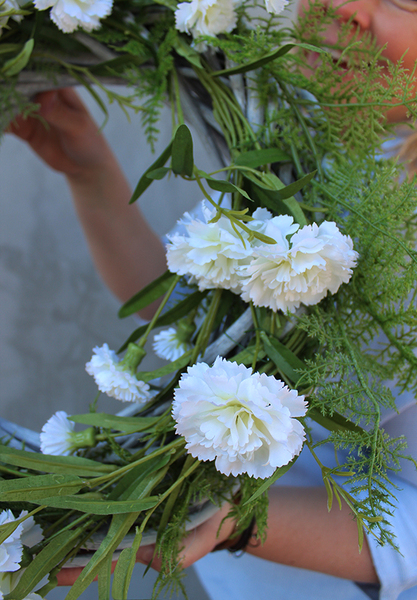 Goździki, delikatny wiosenny wianek na drzwi, śr.45cm 