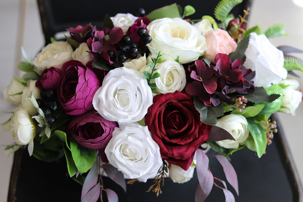 Hanallo, kompozycja kwiatowa w ażurowym naczyniu, wym.20x34x24cm