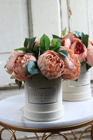 beżowy welurowy flowerbox z piwoniami, Severna Big New, wys.29cm