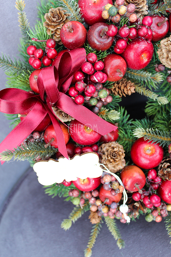 bordowy wianek / stroik dekoracyjny Tradycja Zimowa, śr.28cm   