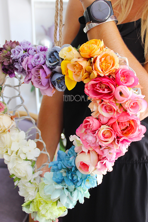 walentynkowe Serce Rainbow - dekoracja kwiatowa na wiklinowym spodzie,wys.44cm,szer. 38cm