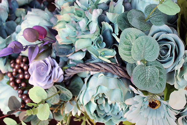 podłużny kosz z wysokiej jakości sztucznymi kwiatami Theresa 29x60cm