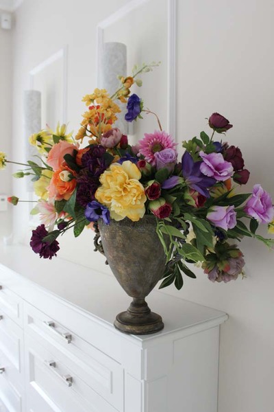 Concordia, kompozycja w złotym metalowym pucharze wys.57cm