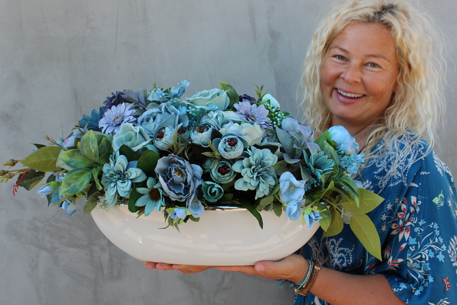 Blue Marine kompozycja kwiatowa w donicy łódce, dł.55cm