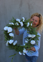 Goździki, delikatny wiosenny wianek na drzwi, śr.45cm 