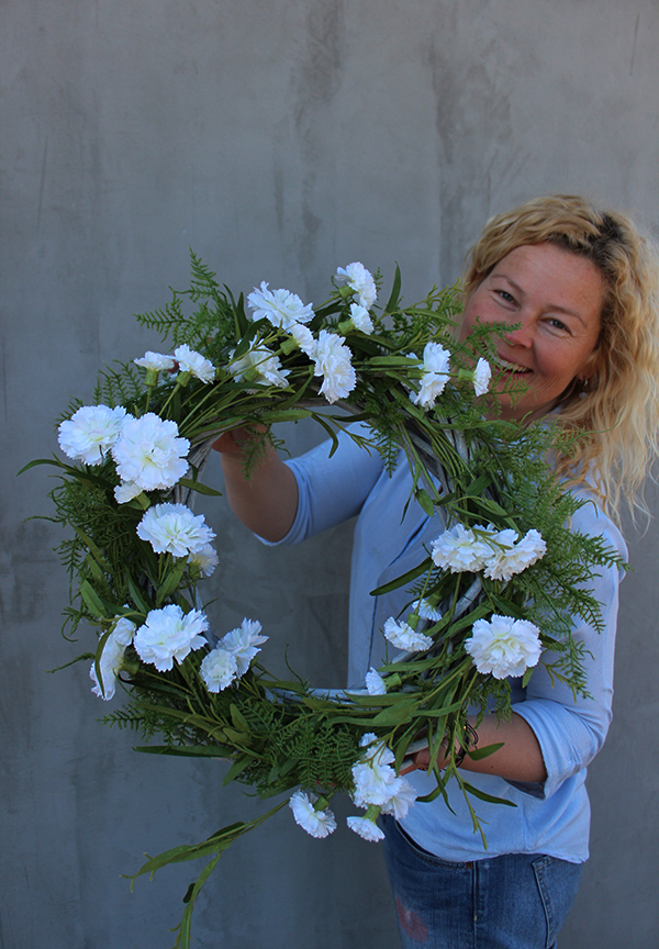 Goździki, delikatny wiosenny wianek na drzwi, śr.45cm 