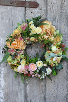 Łososiowo-zielony bajeczny wianek na drzwi, śr.40cm