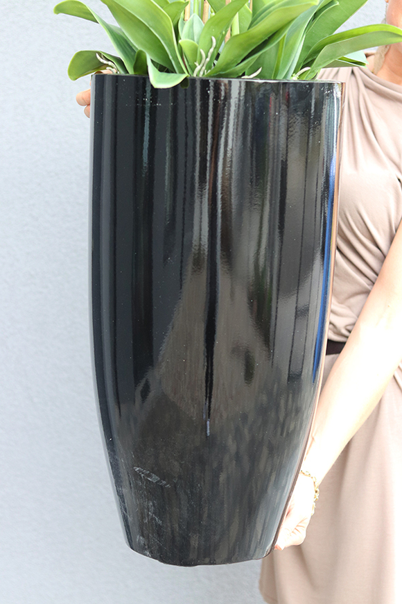 Grande Fiberglass Extra Czerwień, efektowny storczyk w czarnej donicy z fiberglass (połysk), wys.135cm 