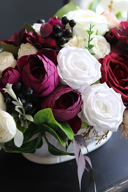 Hanallo, kompozycja kwiatowa w ażurowym naczyniu, wym.20x34x24cm