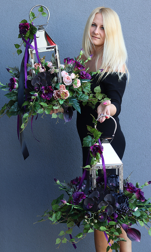Angelo Garden Violet, kompozycja kwiatowa ze srebrnym lampionem, wys.55cm