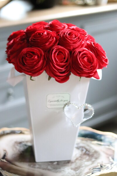flowerbox z czerwonymi różami, Rosario Heart, wys.40cm 