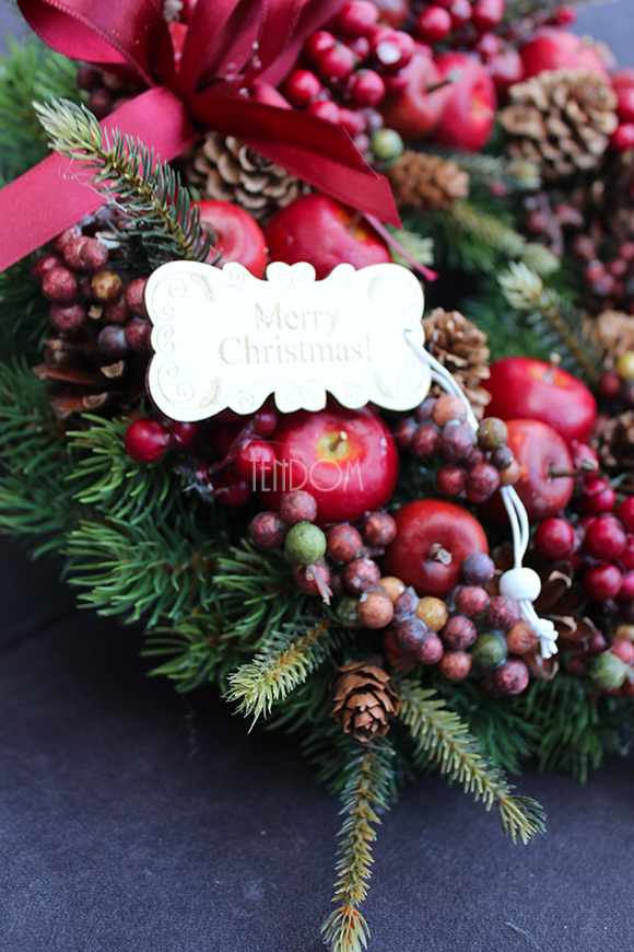 bordowy wianek / stroik dekoracyjny Tradycja Zimowa, śr.28cm   