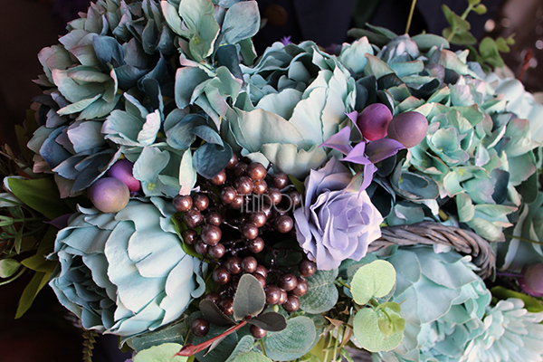 podłużny kosz z wysokiej jakości sztucznymi kwiatami Theresa 29x60cm