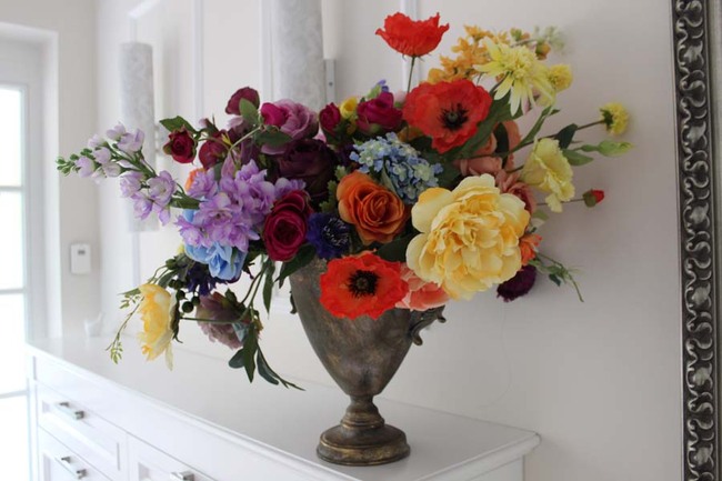 Concordia, kompozycja w złotym metalowym pucharze wys.57cm