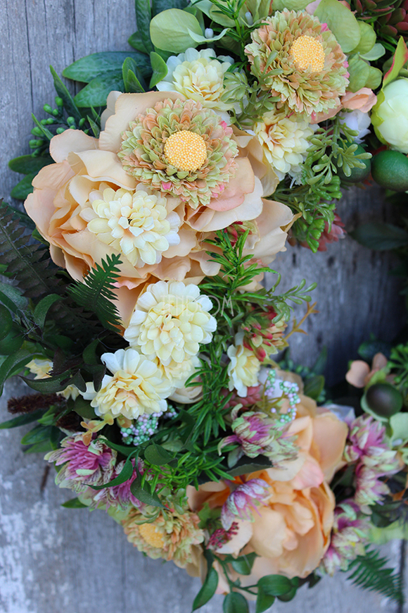 Łososiowo-zielony bajeczny wianek na drzwi, śr.40cm