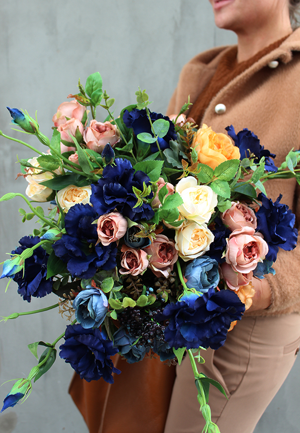 złoty flowerbox, kompozycja kwiatowa Merrana, wys. 38cm