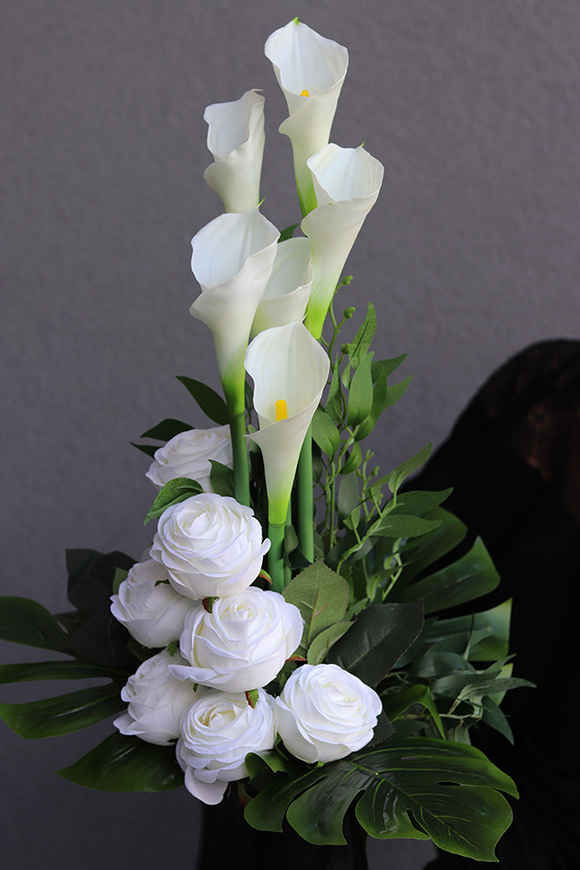 Bliskość, bukiet nagrobny z kallą i różami, wys.78cm