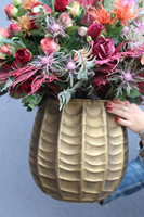 Heruna, bogata jesienna kompozycja w złotym naczyniu, wym.70x70cm