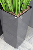 Anna Simple Grassi, sztuczna trawa w szarej donicy, wys.123cm