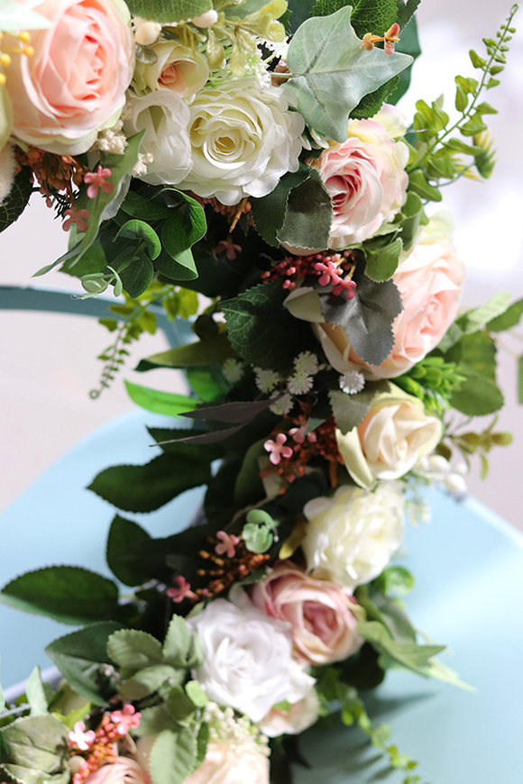 Geodia, różany wianek okolony zielonymi liśćmi, śr.55cm