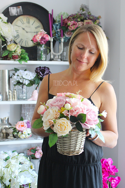 kosz z jasnoróżowymi różami Romance wys.27x27x27cm